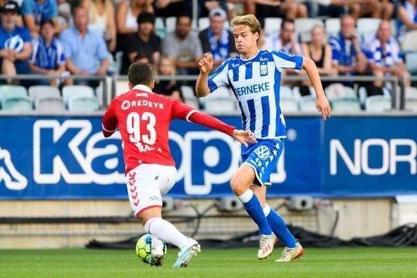 包含柏林赫塔客场告捷，取得关键胜利的词条